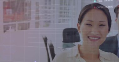 Ofiste gülümseyen çeşitli iş adamlarının portresi üzerinde borsa veri işleme animasyonu. Küresel ekonomi ve iş veri teknolojisi kavramı