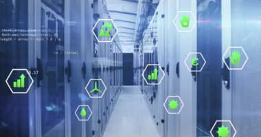 Bilgisayar sunucu odasında birden fazla dijital simge, veri işleme ve ışık noktalarının animasyonu. Bilgisayar arayüzü ve iş veri depolama teknolojisi kavramı