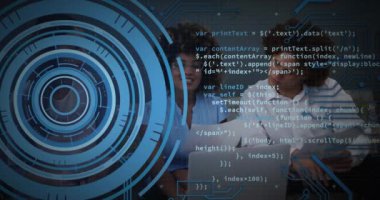 Daireler ve bilgisayar dili yükleme animasyonu, raporları tartışan çeşitli iş arkadaşları. Dijital bileşik, çoklu pozlama, iş, ilerleme, takım çalışması, kodlama ve teknoloji kavramı.