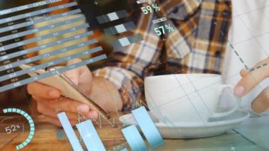 Bir kafede akıllı telefon kullanan bir adamın orta bölümündeki istatistiksel veri işleme animasyonu. Bilgisayar arayüzü ve iş veri teknolojisi kavramı