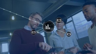 Ofiste birlikte tartışan bir grup farklı meslektaşın dijital simge ağının animasyonu. Küresel ağ ve iş teknolojisi kavramı