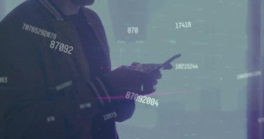 Değişen numaralar, grafikler, beyaz adamın cep telefonuyla kayan bacakları. Dijital bileşik, çoklu pozlama, rapor, iş, büyüme ve teknoloji kavramı.