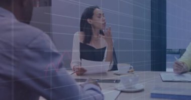 İstatistiksel veri işleme animasyonu. Ofisteki bir erkekle tartışan melez bir kadın hakkında. Bilgisayar arayüzü ve iş veri teknolojisi kavramı