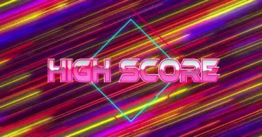 Renkli ışık izlerine karşı, neon pankartın üzerinde kusursuz bir şekilde yüksek skorlu metin animasyonu. Video oyunu ve eğlence teknolojisi kavramı