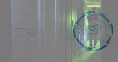 Sunucu odasında Asyalı bir adamın yürümesi ve dizüstü bilgisayar kullanması üzerine daireler çizen zarfın animasyonu. Dijital bileşik, çoklu pozlama, mesaj, ilerleme, veri merkezi, ağ ve teknoloji.