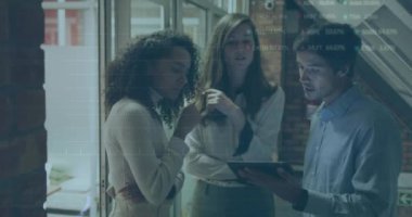 İstatistiksel ve borsa veri işleme animasyonları ofiste tartışan çeşitli meslektaşlar üzerine. Bilgisayar arayüzü ve iş veri teknolojisi kavramı