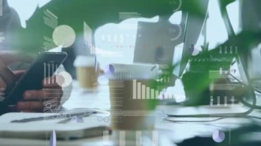 Bir kafede akıllı telefon kullanan bir adamın orta bölümündeki istatistiksel veri işleme animasyonu. Küresel ekonomi ve iş veri teknolojisi kavramı