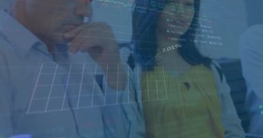 Ofiste tartışan çeşitli erkek ve kadınlara karşı borsa veri işleme animasyonu. Küresel ekonomi ve iş veri teknolojisi kavramı