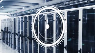 Bilgisayar sunucu odasında çalışan saatin ve ışık noktasının animasyonu. Bilgisayar arayüzü ve iş veri depolama teknolojisi kavramı