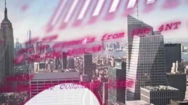 Modern şehrin gökyüzüne karşı hava görüntüsü üzerinden grafiklerin, dünyanın ve bilgisayar dilinin animasyonu. Dijital bileşik, çoklu pozlama, rapor, iş dünyası, küreselleşme, kodlama, mimari, teknoloji.