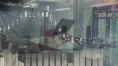 Boş ofise karşı dizüstü bilgisayar kullanan bir kadının orta bölümündeki veri işleme animasyonu. Bilgisayar arayüzü ve iş veri teknolojisi kavramı