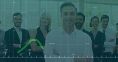 Ofiste gülümseyen çeşitli iş adamlarının portresi üzerinde istatistiksel veri işleme animasyonu. Bilgisayar arayüzü ve iş veri teknolojisi kavramı