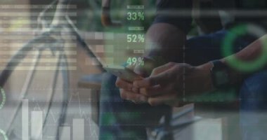 Sokakta akıllı telefon kullanan bir adamın orta bölümündeki istatistiksel veri işleme animasyonu. Bilgisayar arayüzü ve iş veri teknolojisi kavramı