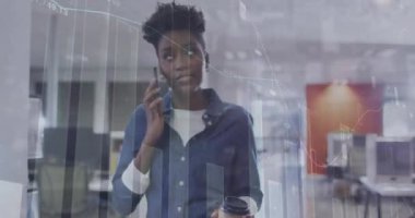 Afrika kökenli Amerikalı bir kadının ofisteki akıllı telefonuyla konuşmasının istatistiksel veri işleme animasyonu. Bilgisayar arayüzü ve iş veri teknolojisi kavramı