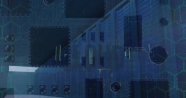 Arka plandaki anakartın hava görüntüsü üzerinde bulutlu metin animasyonu. Dijital bileşik, çoklu pozlama, bulut hesaplama, güç arzı, soyut ve teknoloji kavramı.