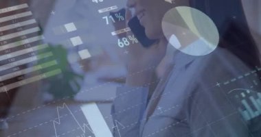 Ofiste akıllı telefondan konuşan mutlu melez kadının istatistiksel veri işleme animasyonu. Bilgisayar arayüzü ve iş veri teknolojisi kavramı