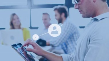 Ofiste dijital tablet kullanan beyaz bir adama karşı profil simgeleri ağının animasyonu. Küresel ağ ve iş teknolojisi kavramı