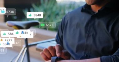 Sosyal medya simgelerinin açık havada akıllı adam kullanarak mutlu beyaz adamın üzerinde yüzmesi. Sosyal medya ağı ve iş teknolojisi kavramı