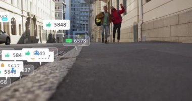 Sokakta yürürken tartışan iki Afrikalı Amerikalı adamın sosyal medya simgelerinin canlandırılması. Sosyal medya ağı ve iş teknolojisi kavramı