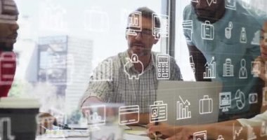 Dizüstü bilgisayarla ilgili raporları tartışan çeşitli iş arkadaşlarının birden fazla simgenin animasyonu. Dijital bileşik, çoklu pozlama, iş, bankacılık, eğitim, planlama, takım çalışması ve teknoloji kavramı.