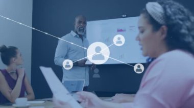 Ofisteki meslektaşlarıyla tartışan melez kadınlara karşı profil simgelerinin animasyonu. Küresel ağ ve iş teknolojisi kavramı
