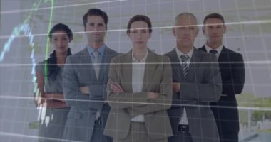 Ofiste duran çeşitli iş adamlarının portrelerine karşı finansal veri işleme animasyonu. Küresel finans ve iş teknolojisi kavramı