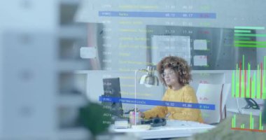 Gündelik ofiste masa başında tartışan çeşitli bayan meslektaşlar üzerinden veri işleme arayüzü. Günlük iş, veri, dijital arayüz, takım çalışması, ofis ve iletişim dijital olarak oluşturulmuş video.