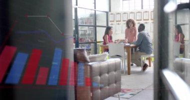 Ofis toplantısında çeşitli meslektaşların tartıştığı grafikler ve veri işleme. Günlük iş, veri, dijital arayüz, takım çalışması, ofis ve iletişim dijital olarak oluşturulmuş video.
