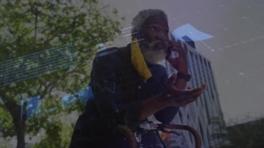 Sokakta akıllı telefondan konuşan Afrikalı Amerikalı bir adamın veri işleme animasyonu. Bilgisayar arayüzü ve iş veri teknolojisi kavramı