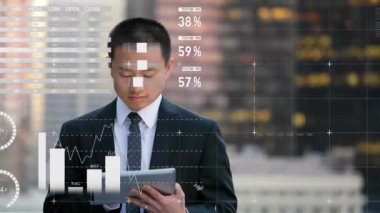 Ofisteki balkonda tablet kullanan Asyalı işadamı hakkında istatistiksel veri işleme animasyonu. Bilgisayar arayüzü ve iş veri teknolojisi kavramı