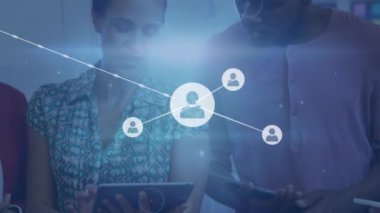 Ofisteki bir tablet üzerinde tartışan çeşitli meslektaşlar üzerinde profil simgelerinin oluşturulması. Küresel ağ ve iş teknolojisi kavramı