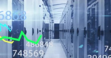 Grafiklerin animasyonu ve veri sunucu odasındaki lens fişekleri ile değişen numaralar. Dijital bileşik, çoklu pozlama, rapor, iş, büyüme, veri merkezi, ağ ve teknoloji kavramı.