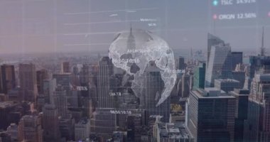 Dönen dünyanın animasyonu, istatistiksel olarak, şehir manzarasının havadan görünüşü üzerinden borsa veri işlemesi. Küresel ekonomi ve iş veri teknolojisi kavramı