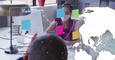 Çeşitli iş arkadaşlarının ofiste fikirlerini paylaşması üzerine küresel ve bilgisayar dilinin animasyonu. Dijital bileşim, küreselleşme, planlama, tartışma, takım çalışması, kodlama ve teknoloji konsepti.