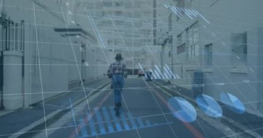 Sokakta scooter süren melez bir kadının dikiz aynasından istatistiksel veri işleme animasyonu. Bilgisayar arayüzü ve iş veri teknolojisi kavramı