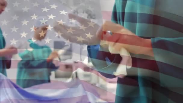 Animering Viftande Usa Flagga Mot Mitten Kirurg Bär Kirurgiska Handskar — Stockvideo
