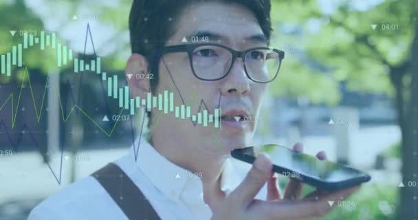 Animation Der Datenverarbeitung Gegen Nahaufnahme Eines Asiatischen Mannes Der Auf — Stockvideo