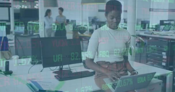 针对在办公室使用笔记本电脑的非洲裔美国妇女的股票市场数据处理动画 全球经济和商业技术概念 — 图库视频影像