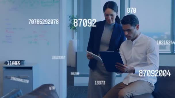 オフィスの机上の報告を議論する多様な同僚にわたる数字の変化のアニメーション デジタル複合 複数の露出 ビジネス チームワーク テクノロジーコンセプト — ストック動画