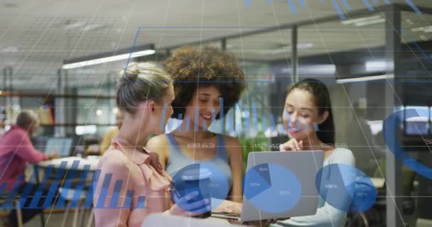 オフィスのラップトップで議論する3人の多様な女性を超える統計データ処理のアニメーション コンピュータインターフェースとビジネスデータ技術のコンセプト — ストック動画