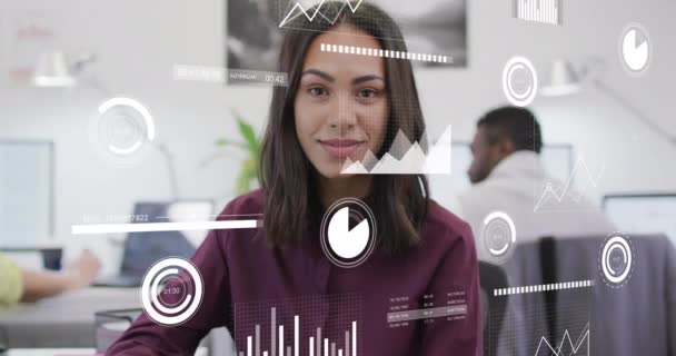 オフィスで笑顔の出産女性の肖像画に対する統計データ処理のアニメーション コンピュータインターフェイスとビジネスデータテクノロジーの概念 — ストック動画