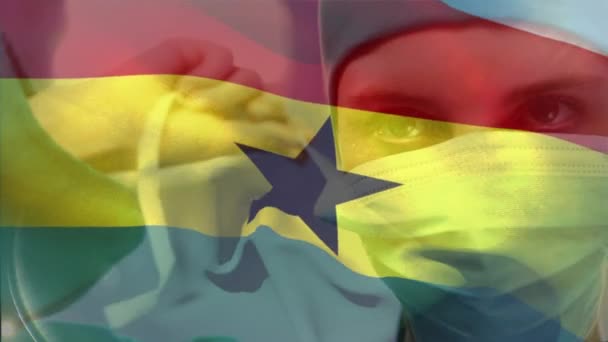 Анимация Размахивания Флагом Ганы Против Белой Женщины Хирурга Хирургической Маске — стоковое видео