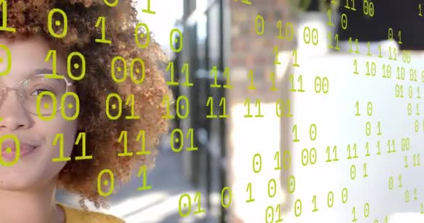 Tratamiento Datos Binarios Más Mitad Retrato Mujer Negocios Feliz Birracial — Vídeos de Stock