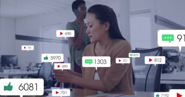 オフィスでグラフィックタブレットを使用してアジア女性の上に複数の通知バーのアニメーション デジタル複合 複数の露出 ビジネス ソーシャルメディアリマインダー テクノロジーコンセプト — ストック動画