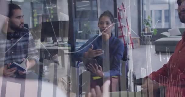 障害のある女性を車椅子で扱うデータ処理のアニメーションを 同僚と話し合った コンピュータインターフェースとビジネスデータ技術のコンセプト — ストック動画