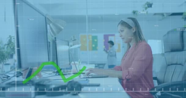 Zielony Wykres Przetwarzający Dwurasowe Dorywcze Bizneswoman Pomocą Laptopa Biurze Przypadkowy — Wideo stockowe
