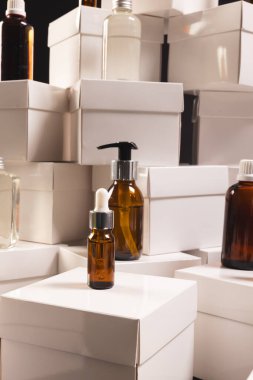 Güzellik ürünleriyle dolu kutular ve siyah arkaplan üzerine kopyalama alanı. Siber Pazartesi, Kara Cuma, çevrimiçi alışveriş, nakliye ve küresel bağlantılar kavramı.