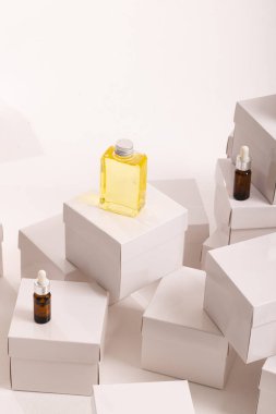 Güzellik ürünleriyle dolu kutular ve beyaz arkaplan üzerine boşluğu kopyalamak. Siber Pazartesi, Kara Cuma, çevrimiçi alışveriş, nakliye ve küresel bağlantılar kavramı.