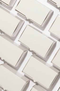 Beyaz arkaplan üzerinde kopya alanı olan karton hediye kutularının dikey görüntüsü. Siber Pazartesi, Kara Cuma, çevrimiçi alışveriş, nakliye ve küresel bağlantılar kavramı.