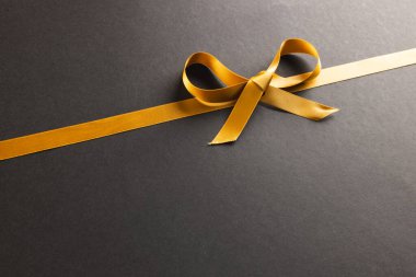 Altın hediye kurdelesi ve siyah arka planda fotokopi alanı. Kara Cuma, siber pazartesi, alışveriş, siber alışveriş, satış, perakende ve nakliye konsepti.